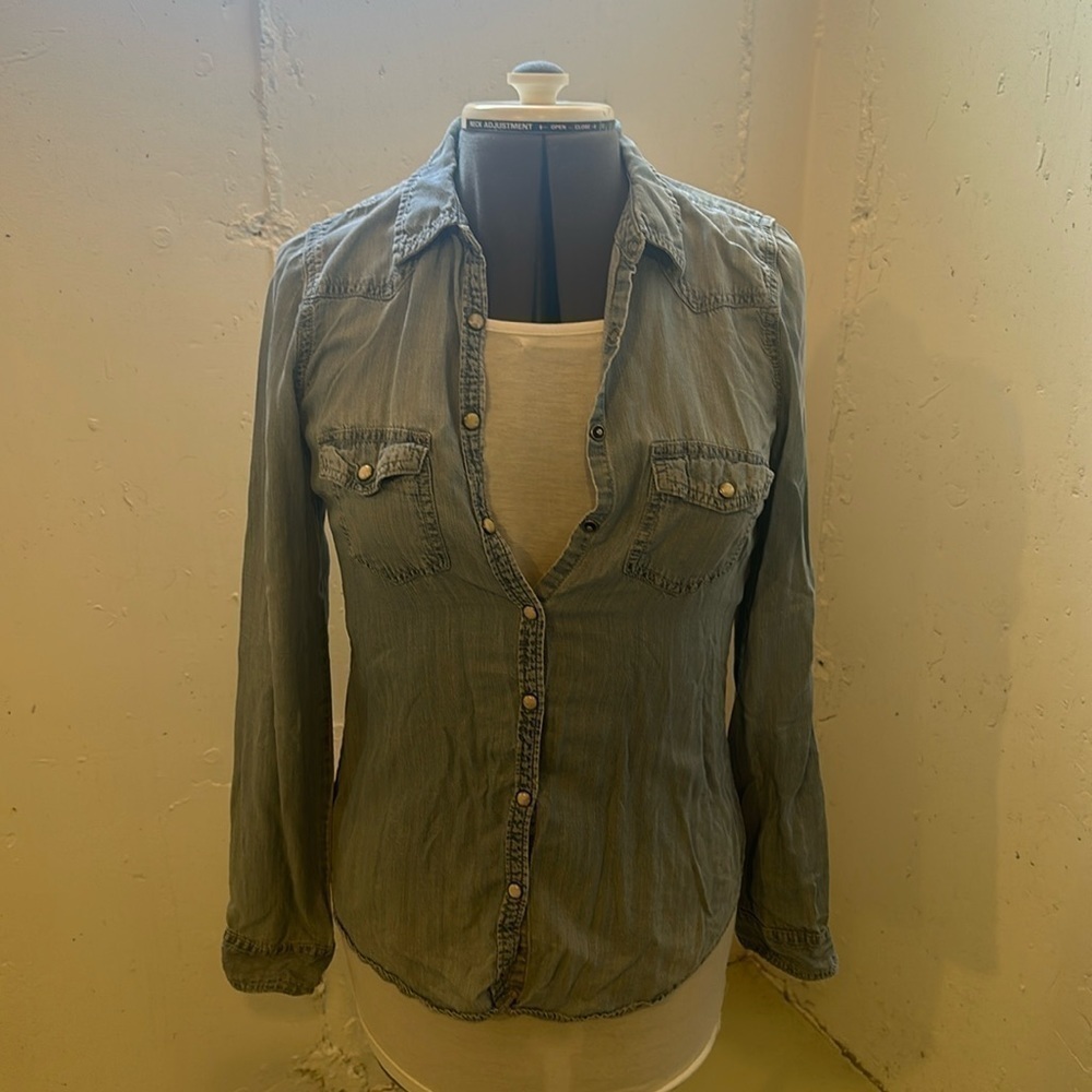 Maurice’s long sleeve denim lightweight shirt top tortoise buttons 2 pockets